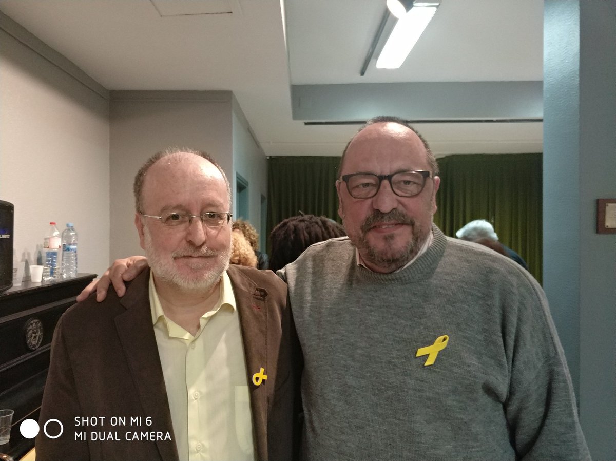 pepfort's tweet photo. Arcadi Oliveres ens recorda una frase d'Àngel Colom rememorant les Marxes per la Llibertat de l'any 1976: 
"La independència de Catalunya no val ni una sola gota de sang"

Foto: @angelcolom, @jordialapreso i @carlesral

#BuchDimissió #DesobediènciaCivil
#NoViolènciaPolicial https://t.co/2ij7rUQlNu