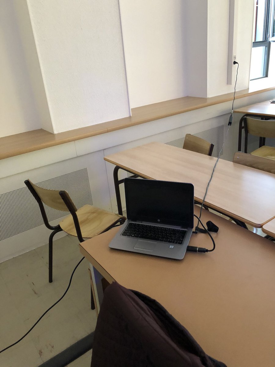 coussi's tweet photo. Quand tu bricoles les câbles pour pouvoir brancher ton ordi pour un cours #BatimentIntelligent #ESR @melou_blt #M2CI @IAEPoitiers https://t.co/d5flKikXxY