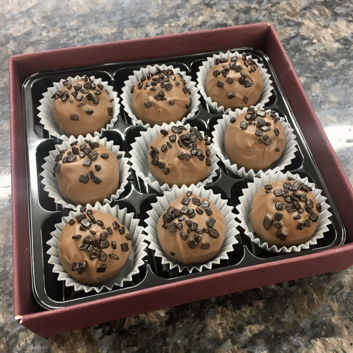 PureCocoaChocs's tweet image. ITS BACK!!! For a limited time only.

***GINGER PARKIN***

Fresh in our truffle cabinet today. 
Buy individually as a treat or we can put them in one of our boxes for a luxury gift.