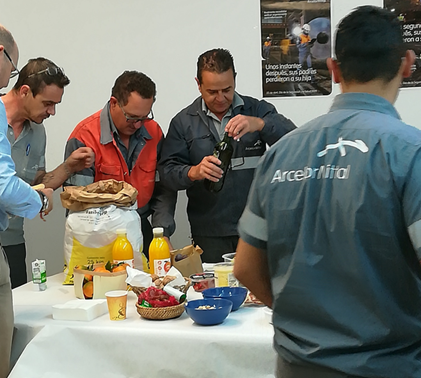 ArcelorMittalES's tweet photo. 🍐🍏🍊🍉🍓 Desayunos saludables para iniciar la Semana de Concienciación sobre la #Salud en el Centro de #Distribución y #Transformación de #Sevilla #HAP2019 #acerosostenible https://t.co/tNB4J3hIEp