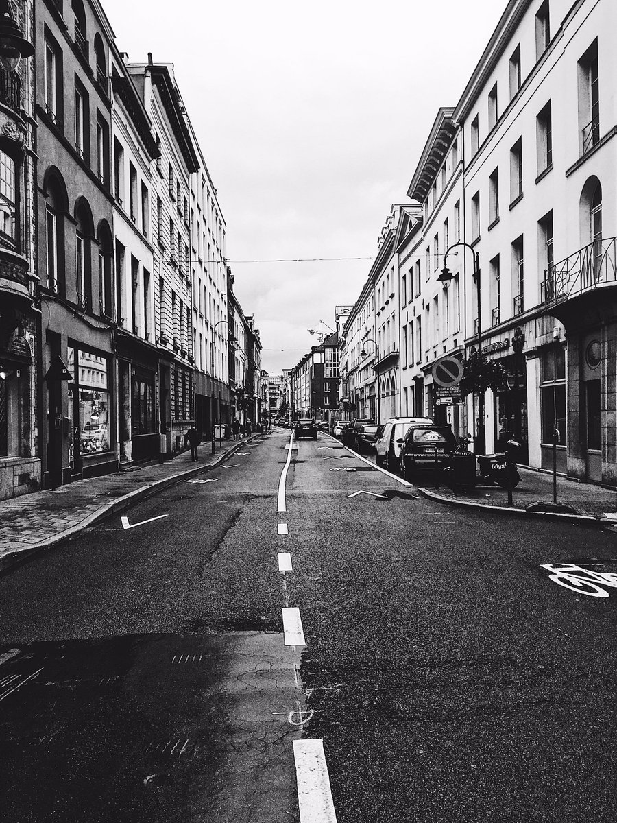 charlesdebrux's tweet photo. À la hauteur du nr 101 Rue de Laeken les disposities ralentisseurs ont disparus depuis les travaux du #bus46 Vous comptez les remettre? Si oui,quand. Si non,pourquoi ? @BartDhondt @STIBMIVB @ecolo @groenbrussel https://t.co/ktEZhYrjJo