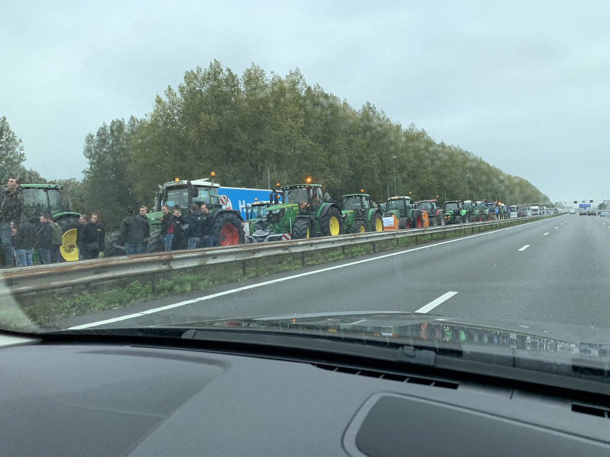 rooiecine's tweet photo. Nog steeds druk op de #a12 links tussen Zoetermeer en Den Haag #boereninactie #rijkswaterstaat #files https://t.co/5xQ7twiz24