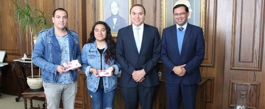 userena's tweet photo. 🎞️Rector Nibaldo Avilés hizo entrega de entradas a la Federación de Estudiantes #ULS para que la comunidad estudiantil disfrute de las funciones del Festival de Cine de #LaSerena #FECILS 2019➡️https://t.co/U9W4MYV94p @Diveuls https://t.co/mwUARLw9UI