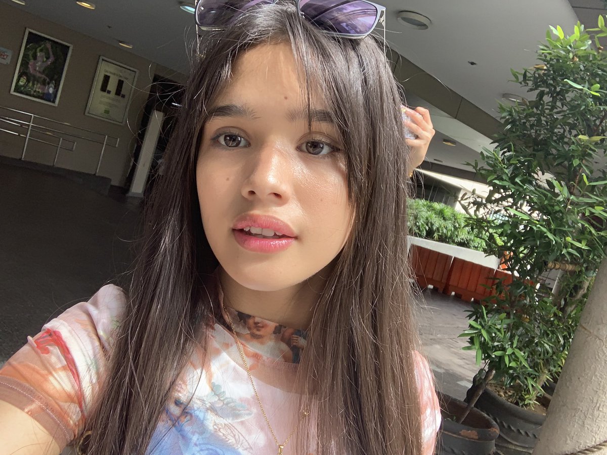 críza tweet media
