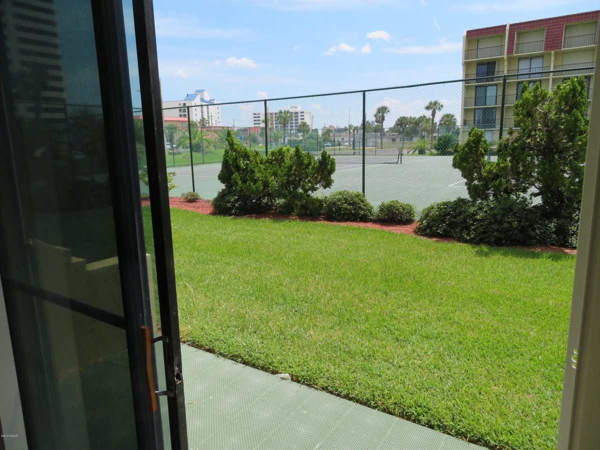 exitbeachrealty's tweet image. 1 bedroom 1 bath for sale on ground floor Vantage Pointe offers heated community pool with hot tub, fitness center, tennis courts and more. For more info click the link below or contact our office at 386-441-1141.buff.ly/31VsyzD #daytonabeach #condo #forsale #beachside