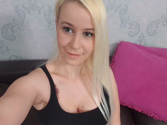 Mittag.....jetzt schnell was zu #fooden machen und ihr so? | #Twitch #gamergirl #girl #blond #teen #young<a href="/tag/fooden"class="tags">#fooden</a><a href="/tag/girl"class="tags"><span>#girl</span></a><a href="/tag/blond"class="tags"><span>#blond</span></a><a href="/tag/live"class="tags"><span>#live</span></a><a href="/tag/teen"class="tags"><span>#teen</span></a><a href="/tag/games"class="tags"><span>#games</span></a><a href="/tag/game"class="tags"><span>#game</span></a><a href="/tag/gamergirl"class="tags"><span>#gamergirl</span></a>