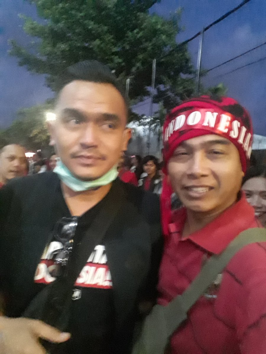Subaga75's tweet photo. Nobar timnas bareng valentino #stadiondipta https://t.co/5MCNfTOoXL