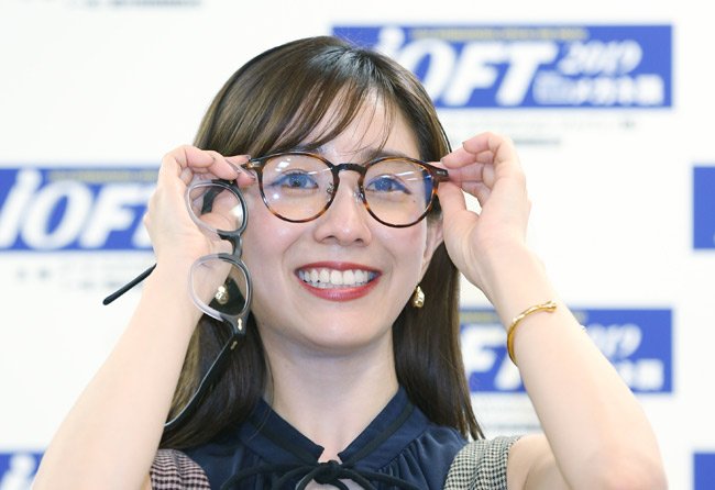 編集部から】｢日本メガネベストドレッサー賞｣授賞式に、ノースリーブの