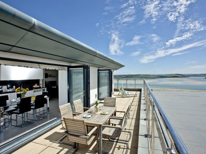 Luxury penthouse in Padstow overlooking the Camel Estuary, pet friendly and sleeps 6...
bit.ly/2MkUyr2