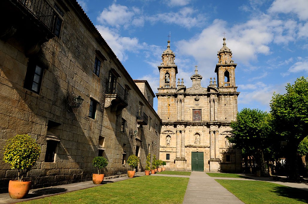 turisriasbaixas's tweet photo. El majestuoso monasterio de #Poio cobija en su claustro un gran mosaico del Camino de Santiago realizado por el artista checo Antoine Machourek. Mide 80 metros de largo y se compone de unos 5.000 trozos de mármol. Ven a verlo con #HambredeExperiencias 👉 https://t.co/8Z1YKueS9E https://t.co/SyivlCP43t