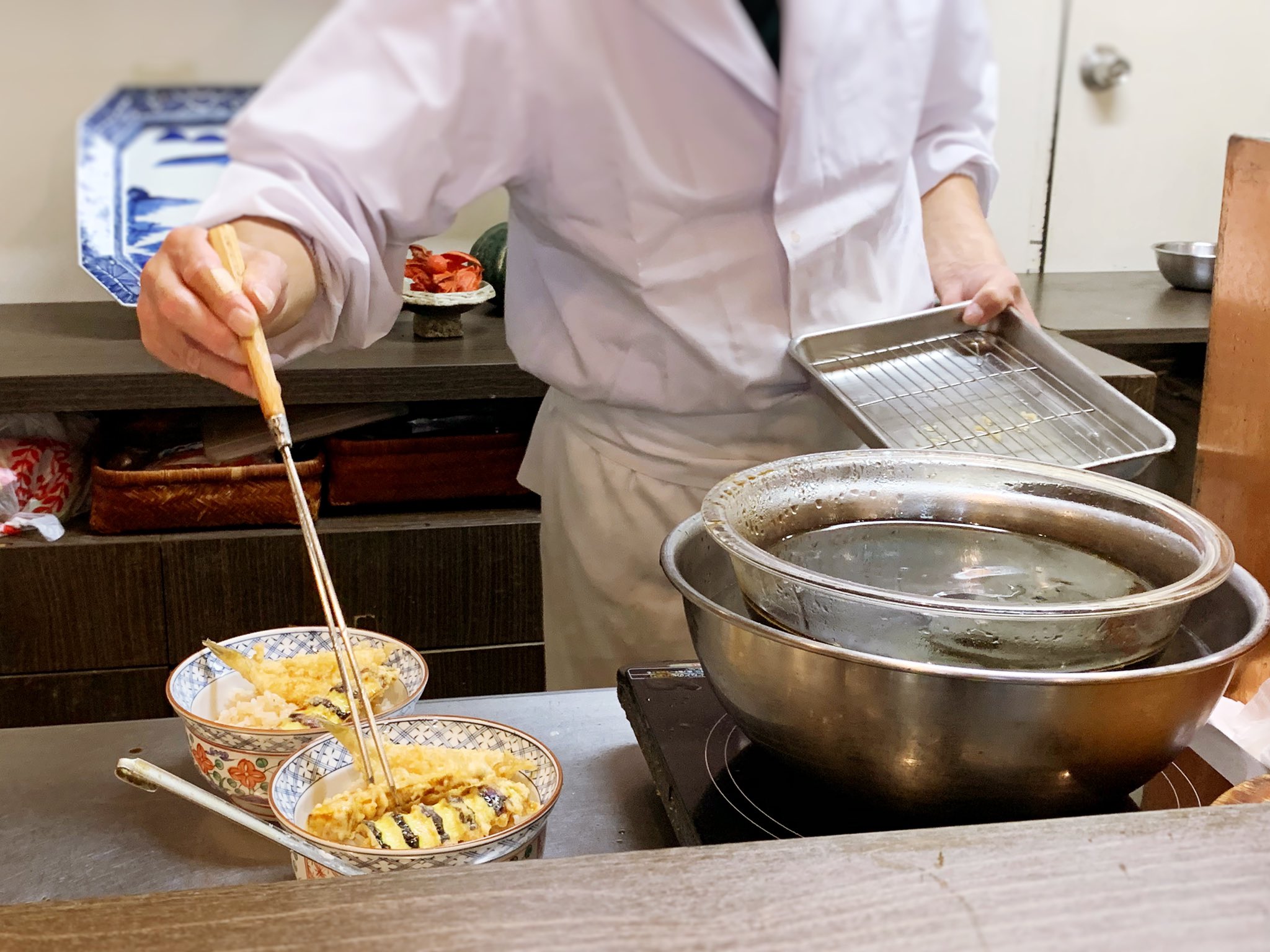 株式会社テレコメディア カウンターに座ると 揚げたての天ぷらが次々とご飯に盛り付けられる様子を間近で見ることができました 一緒に頂いた赤味噌のお味噌汁にサラダ お漬物も上品な味でとても美味しかったです 帰りに無料で天かすも頂きました