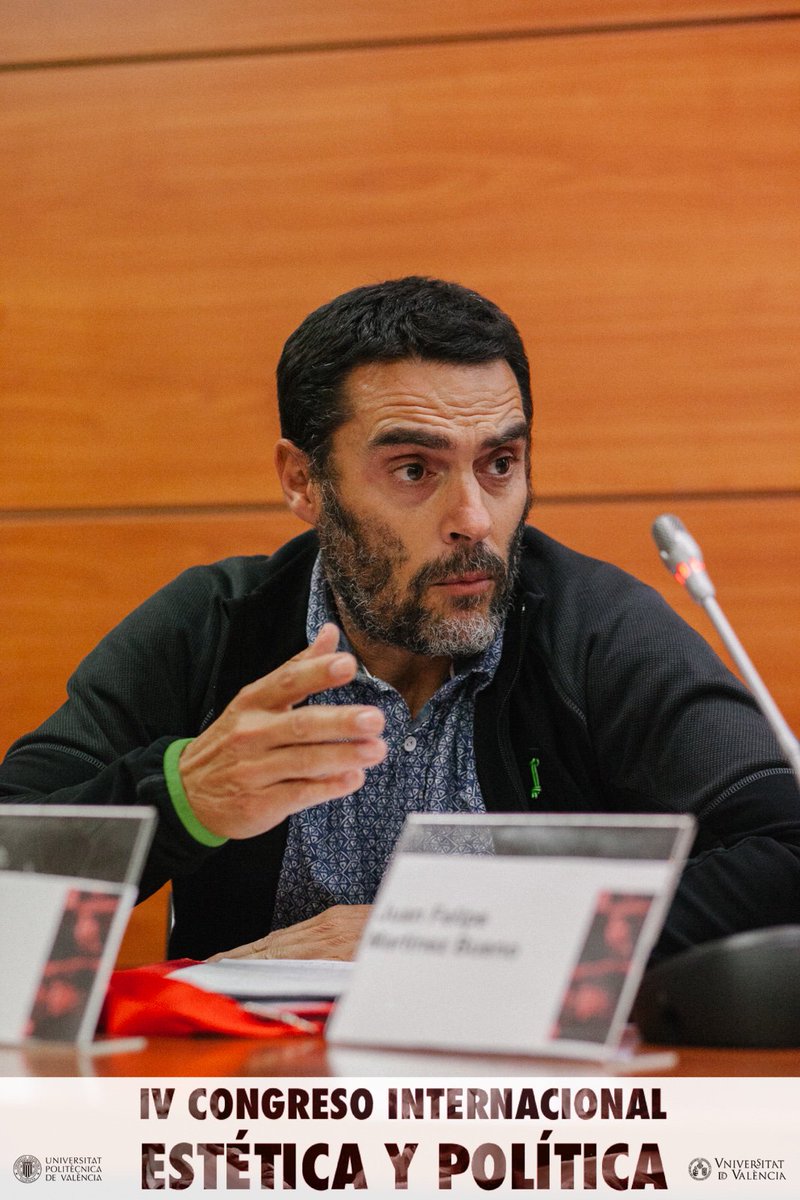 Estetipol's tweet photo. Victor Durba i Cardo (Universitat de València) durante su comunicación “Reptes en pràctiques tradicionals dins d'un món global”. https://t.co/6SiCBC1iyU