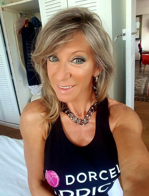 Bonne journ&eacute;e &agrave; tous !!! 😉😘😘 https://t.co/tbUJyZJuqc