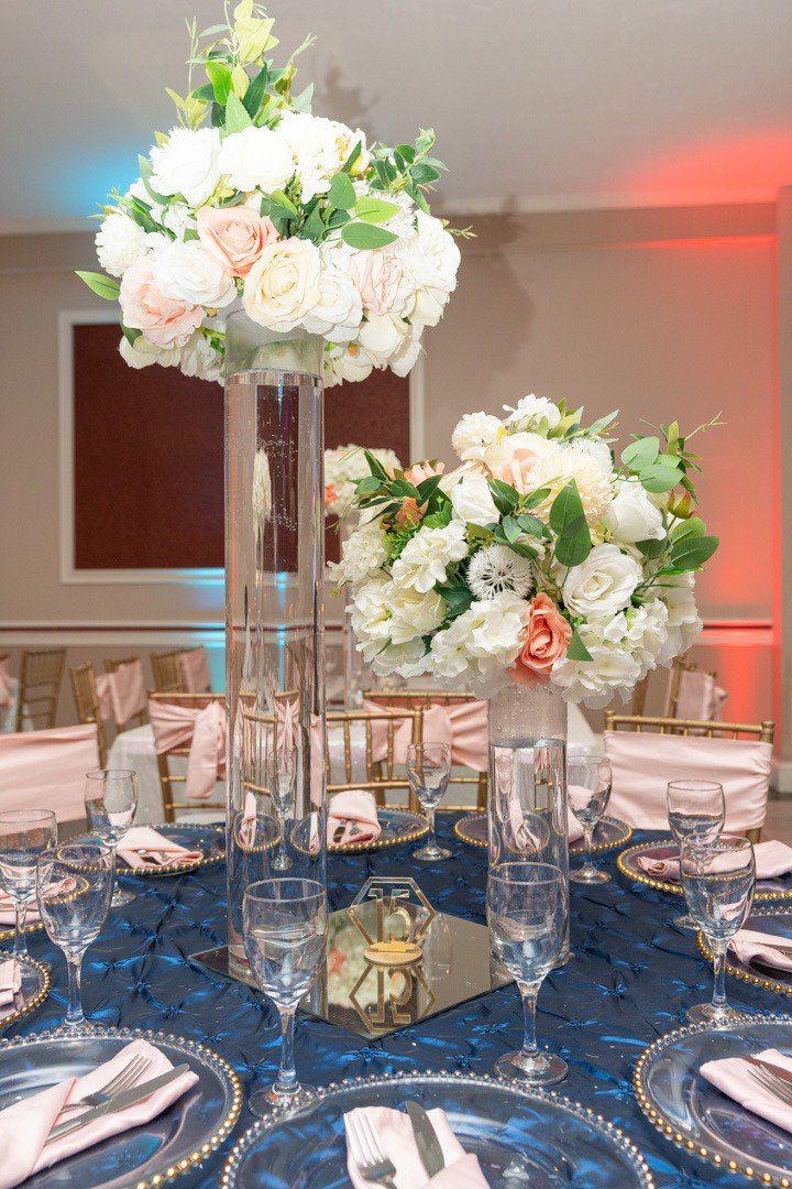 DecorBe's tweet image. #navybluewedding #be_creative_decor #bostonwedding #eventdecor #smallvases #bigvases #blush #blushnapkings #floatingcandles #flowers