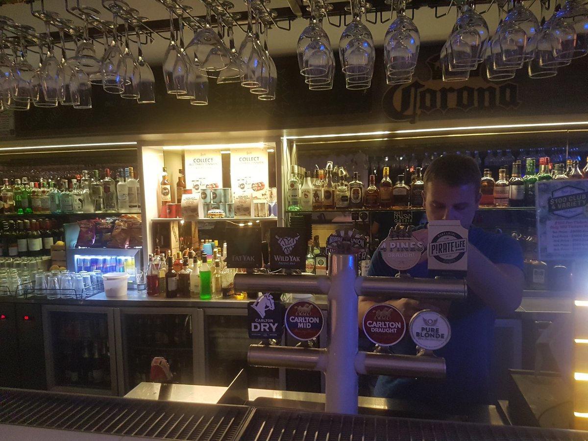  #PubCrawl: Helm Bar Surfers has closed since I visited in August.It was late when I got in for a nightcap, but this nautical-themed pub looked a good place for a few beers, particularly if you like sport.Overlooks Nerang River and Chevron Island. Too good a spot to stay closed