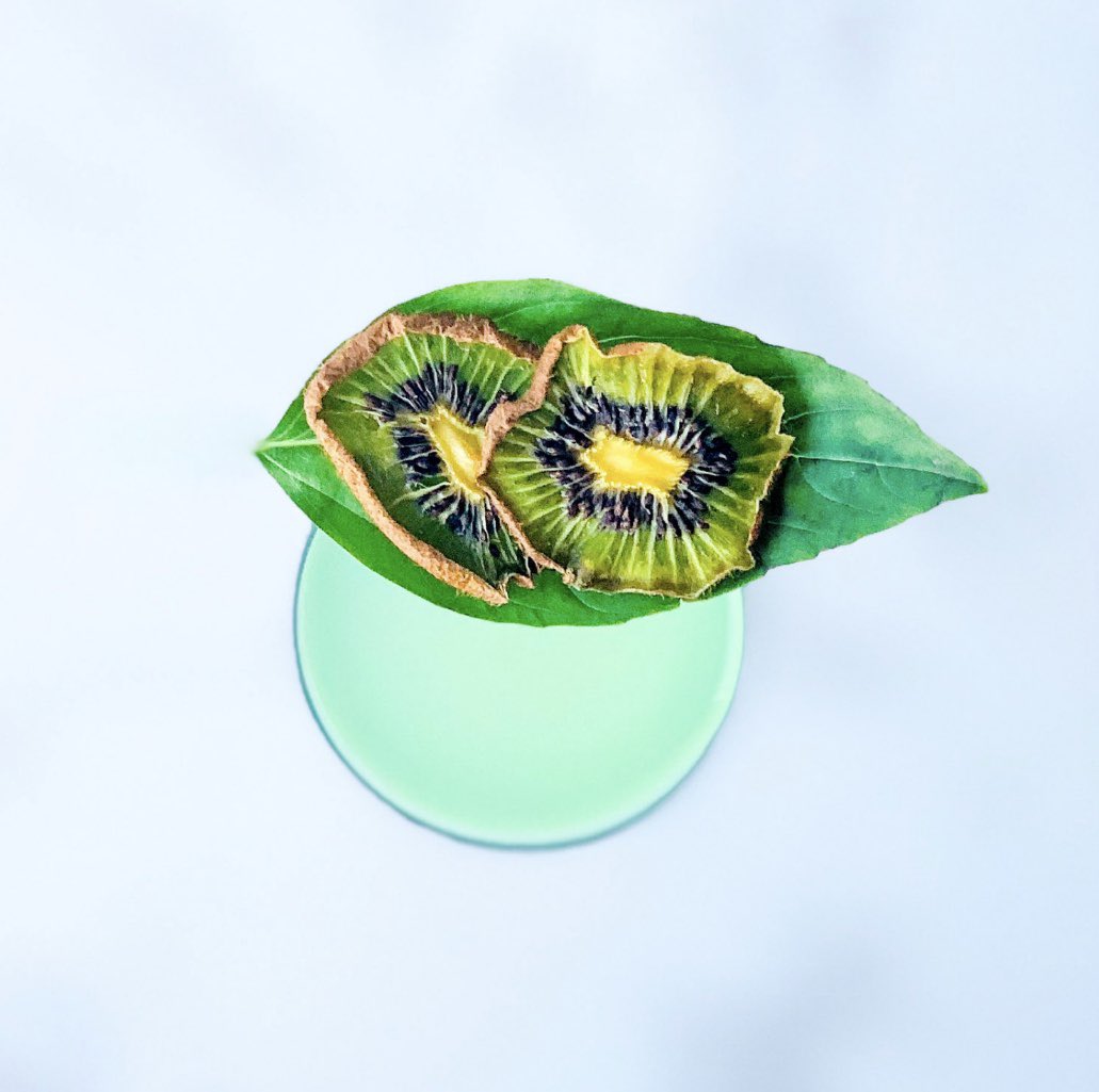 KIWI PESTO 🌱🥝💚

Kiwi, @haohaogreentea, Manuka honey, basil, pressed lemon

Garnished with dehydrated kiwi and basil leaf

Check haohao.co.uk/drink-well  to see full recipe 🍸🌱✨ 

Enjoy.

#drinkwell 
#greenmixology
#mindfuldrinking
