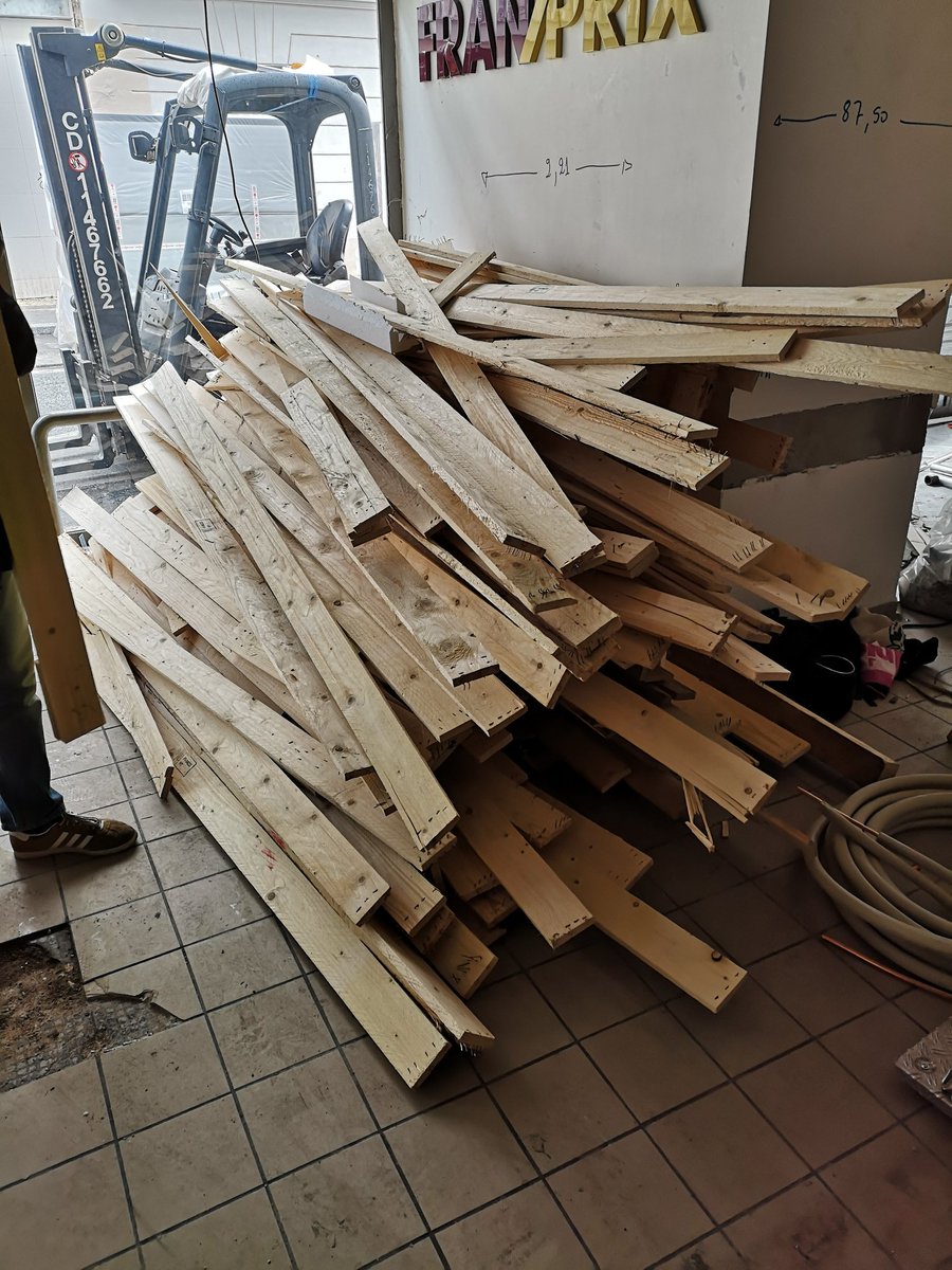 Les frigos sont arrivés, les photos arrivent !

En attendant si des personnes souhaitent récupérer du bois pour bricoler c'est maintenant, et cette après midi !
Au 6-8 rue du moulin de la pointe dans notre local !