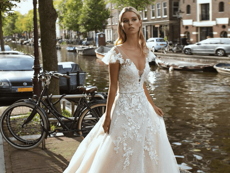 LoveOurWedMag's tweet image. The breathtaking @Modecabridal 2020 collection is here and we&apos;ve chosen some of our favourite gowns to suit every bridal style... #modecabride #2020collection #bridalstyle #bridaltrends #bohobride #destinationwedding #princessgown… loveourweddingmag.com/2019/10/09/new…