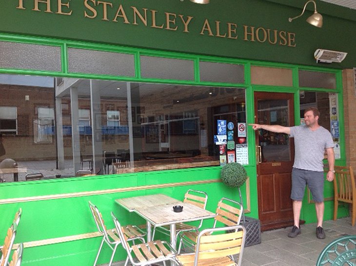 adurandworthing's tweet photo. More than 25  businesses &amp; organisations have signed up to @Refill #Lancing to offer water stations allowing people to top up #reusablecontainers rather than buy #singleusebottles
Here's Steven Bennett outside the Stanley Ale House which has signed up
https://t.co/POB1TLmaVz https://t.co/OGDJFh1wdL