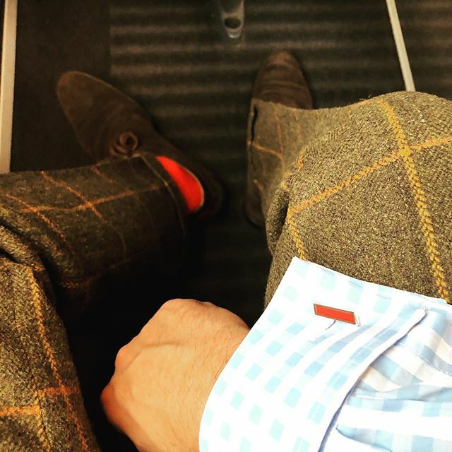 schomberg's tweet photo. Kaum zu glauben: Aber man kann auch angemessen in #Tweed gekleidet in dieses #Berlin reisen, wie dieser #Sockenschuss unterstreicht.
⠀
Und dann fiel mir eben auf, dass sowohl #Sockenfarbe als auch die #Manschetten hervorragend zu den orangen #Karos p… https://t.co/PSLx0kZtJc https://t.co/aSAVO7pewu