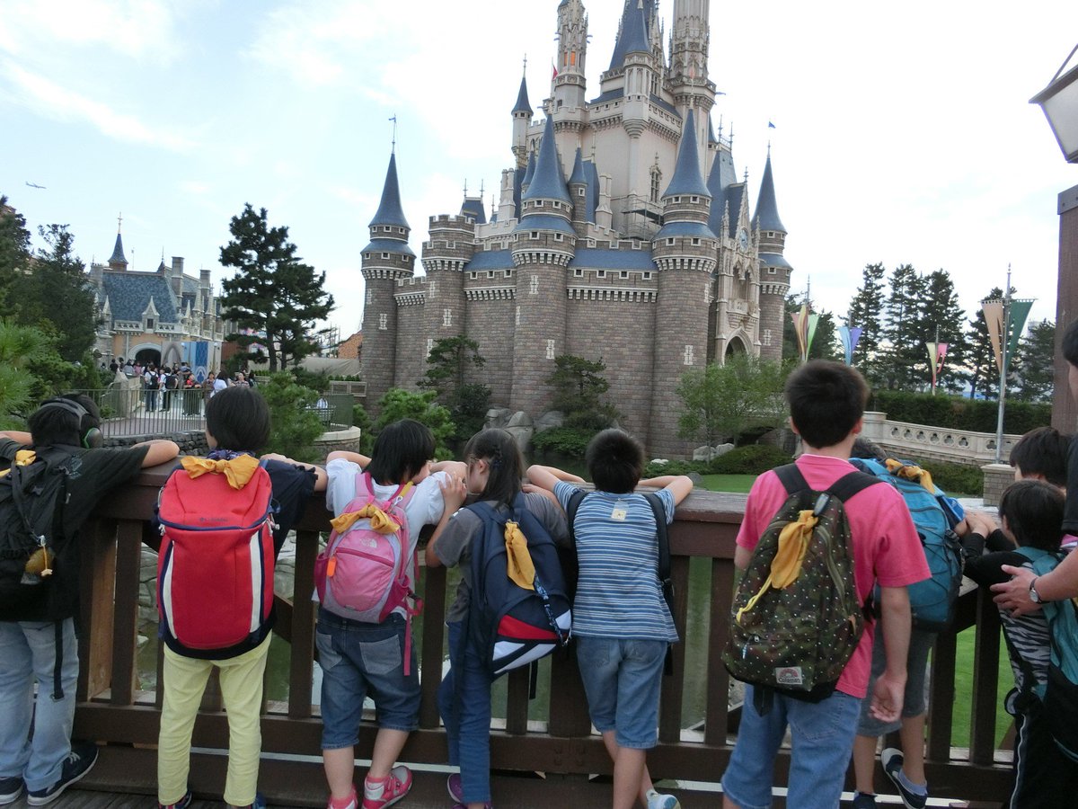 神奈川県立鶴見養護学校 A Twitteren 小６ 修学旅行 1泊2日でディズニーランドへいってきました たくさんのアトラクションに乗り とても楽しんで活動することができました ２日目には ボン ボヤージュへ行き お土産を購入しました 笑顔の多い 素敵な 修学