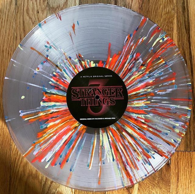 LakeshoreLoves's tweet photo. The amazing ‘Firework Splatter’ variant of Stranger Things 3 is back on sale through the @lakeshorerecords webshop (link in profile).
.
Thanks to @deepindigo114_vinyl for the ace 📸
.
#strangerthings #strangerthingssoundtrack #kyledixonandmichaelstein… https://t.co/MPCaosQU01 https://t.co/OhPpYD2kro