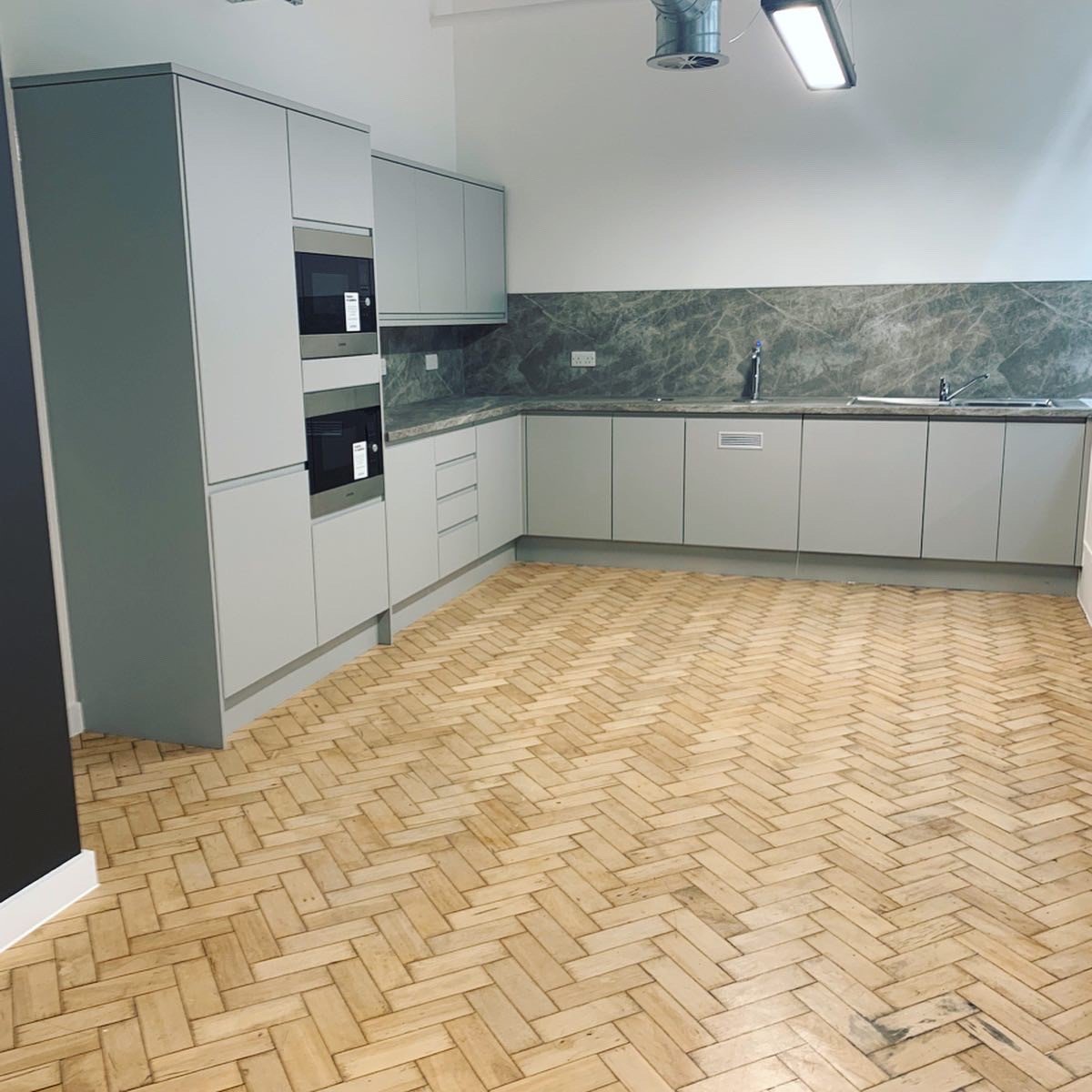 Workspacedb's tweet photo. Some before and after photos of our 3rd floor, St James building site. It’s hard to believe this is the same building! Such a massive difference 🤩
#beforeandafter #makespacework #construction #officedesign #fitout #workspacedesignandbuild #manchester https://t.co/oEfxT87FM9
