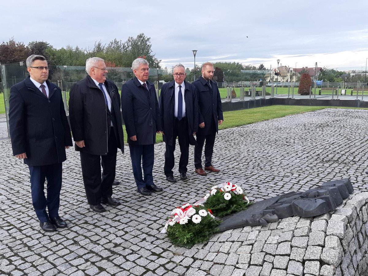 StKarczewski's tweet image. W #Gliwice z senatorem Krystianem #Probierz.em, posłem Piotrem #Pyzik.iem i wojewodą Jarosławem #Wieczorek złożyliśmy wiązanki kwiatów pod Radiostacją Gliwicką. To ważne da Gliwiczan miejsce. Tu 31 sierpnia 1939 roku doszło  do prowokacji Gliwickiej - Fake Newsa tamtych czasów.