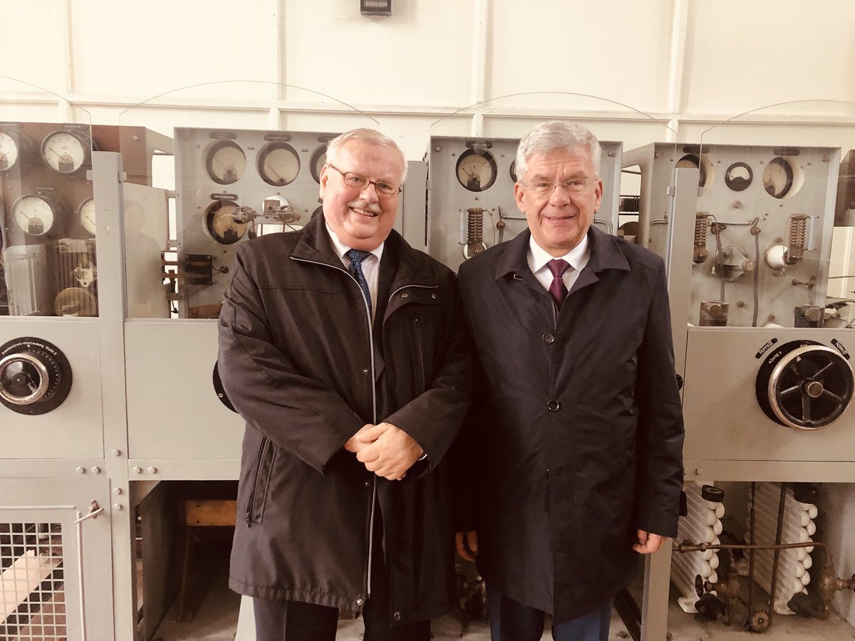 StKarczewski's tweet image. W #Gliwice z senatorem Krystianem #Probierz.em, posłem Piotrem #Pyzik.iem i wojewodą Jarosławem #Wieczorek złożyliśmy wiązanki kwiatów pod Radiostacją Gliwicką. To ważne da Gliwiczan miejsce. Tu 31 sierpnia 1939 roku doszło  do prowokacji Gliwickiej - Fake Newsa tamtych czasów.