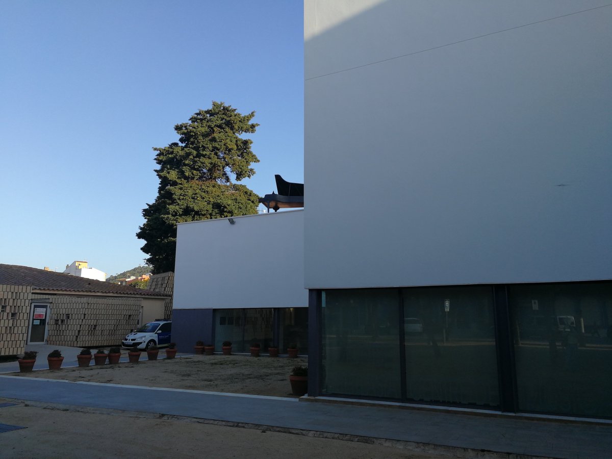 AjuntamentPLF's tweet photo. 🔴El Centre de Música i Dansa (MiD) i el Teatre substituiran l'escola @FerreriesPalafo com a col·legi electoral. El 10 de novembre els ciutadans de Palafolls que els hi toqui aquests dos punts de votació ja els hi constarà a les targetes censals https://t.co/u9LBXwB9Nh #viuPLF https://t.co/hLnBiQRbuu