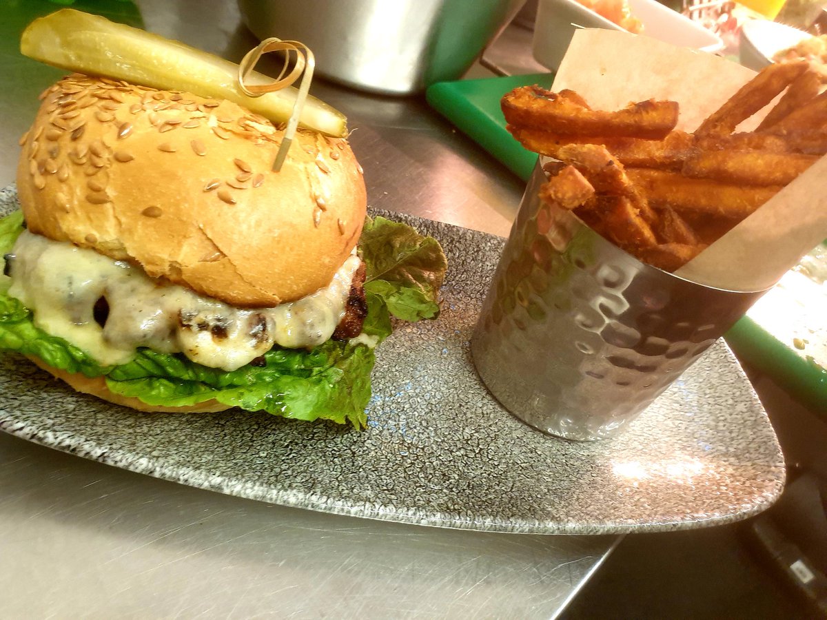 SunSW4's tweet image. Mmmmmm its burger Wednesday people get your choice of burger and fries with a pint or glass of house white/red for £11.95 😮😛😜

Were open from 12pm till 11.30pm 
#burgernight #thesunclapham #quiznight #foody #pubgrub