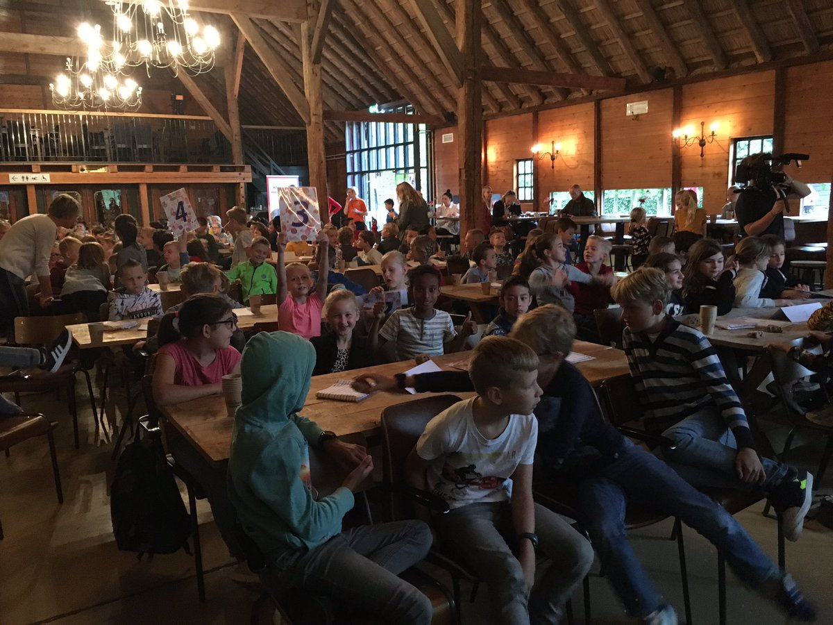 MariekeKuijsten's tweet photo. De grootste smaakles van Nederland! 150 kids! Rabo leert kinderen over gezonde voeding#trots @RaboVR https://t.co/8g8XcTMgK3