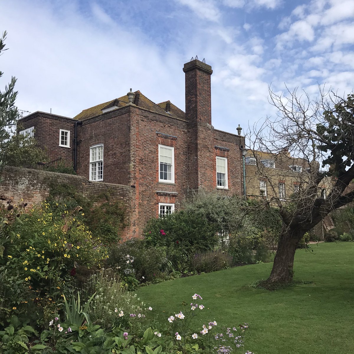 charlesjholland's tweet photo. More Rye: fabulous 17th C mannerism, the old water cistern, Lamb House and the view from the castle. #studiom1 #SoAD #fieldtrip: https://t.co/tZXcqqfyf8