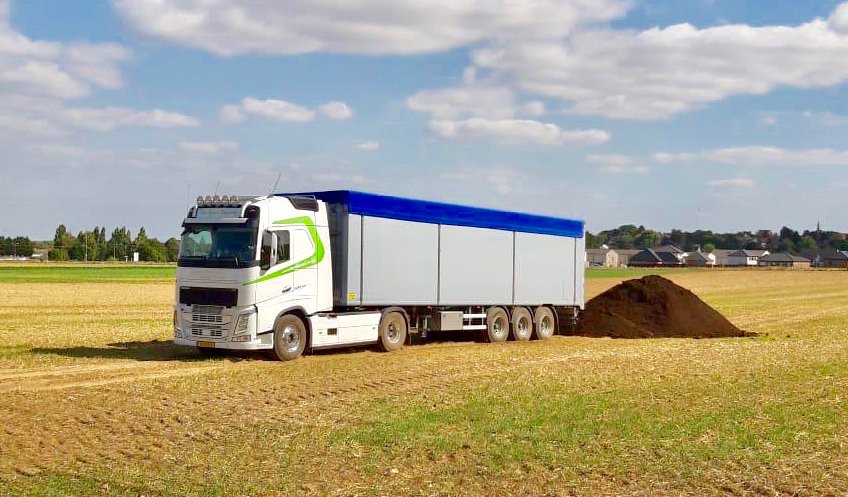 MFTCTrailers's tweet photo. In augustus leverde MFTC een #74m3 #trailer aan Van Alphen Transport. De trailer is uitgerust met verschillende #opties, zoals een #hogedruk #waterspuitinstallatie. #walkingfloor #movingfloor #mastersinmovingfloortrailers #transport #truckstar https://t.co/hTeXm3ozsg