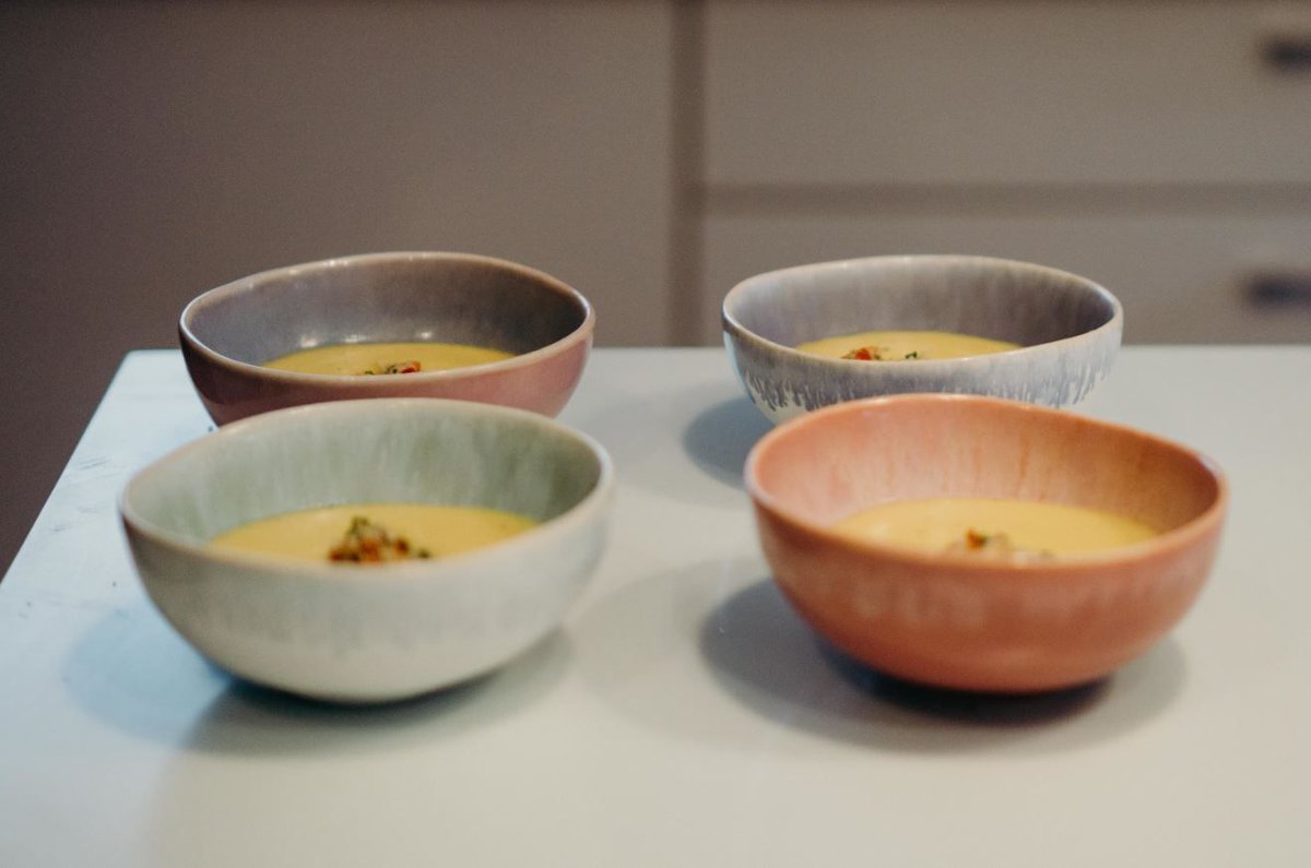 So much in this picture to love! Beautiful bowls ✅ Miniature <a href="/souperjuice1/">Souper Juice</a> Soup ✅ Autumn wedding dreams ✅ 
Thank you Sophia Travis Photography for this lovely warming photo!