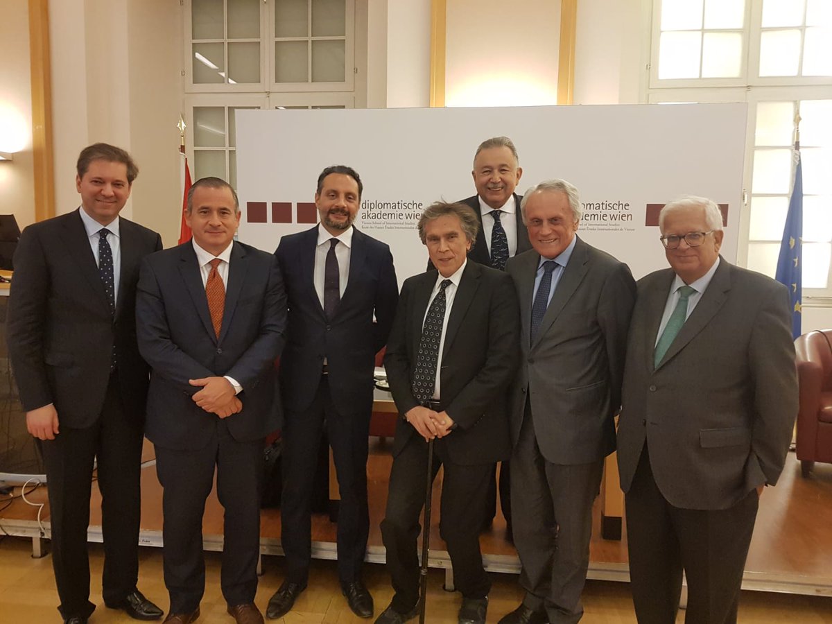 La delegación integrada por <a href="/fcosucre/">Francisco Sucre</a> <a href="/jmpuentec/">José Manuel Puente</a> <a href="/ieWilliamDavila/">William DavilaValeri</a> y Enrique Alvarado <a href="/EmbajadaVE_HU/">Embajada de Venezuela en Hungría</a> cumple apretada agenda en Hungría, Austria, Eslovaquia y Eslovenia, en la búsqueda de apoyos para incrementar la presión que contribuya al restablecimiento de la democracia en Vzla