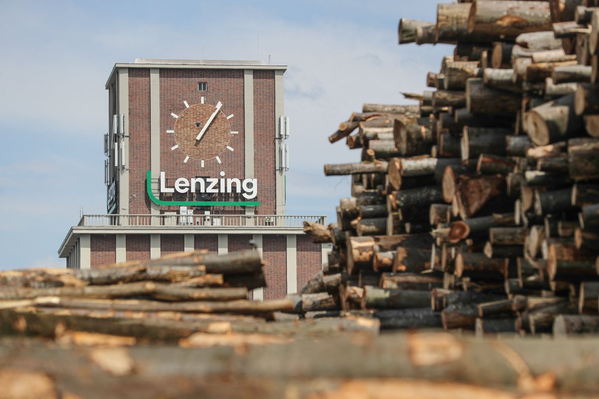 Die <a href="/LenzingAG/">.</a> setzt einen weiteren Schritt in Richtung CO2-Neutralität. 40 Mio. EUR Investition in eine neue Luftreinigungsanlage und eine Ausweitung der Schwefelsäureproduktion in Lenzing (Ö) sorgen für bessere Luft und sparen 15.000t CO2 pro Jahr! #MehrWertausHolz #Klimaschutz