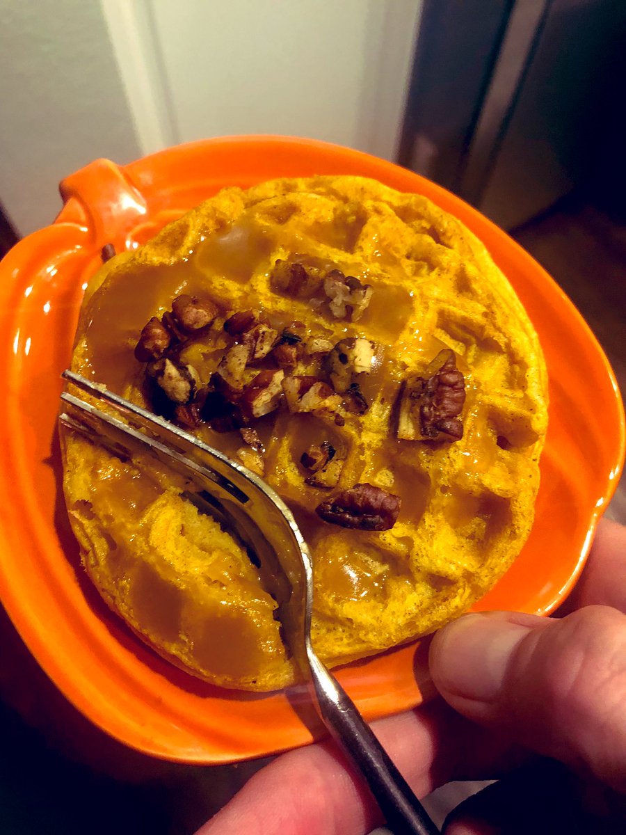 popcicle's tweet image. It’s 8PM. Let’s have cinnamon pumpkin caramel pecan waffles (8 count). #bestdecisions thanks @LoquatPop !!!