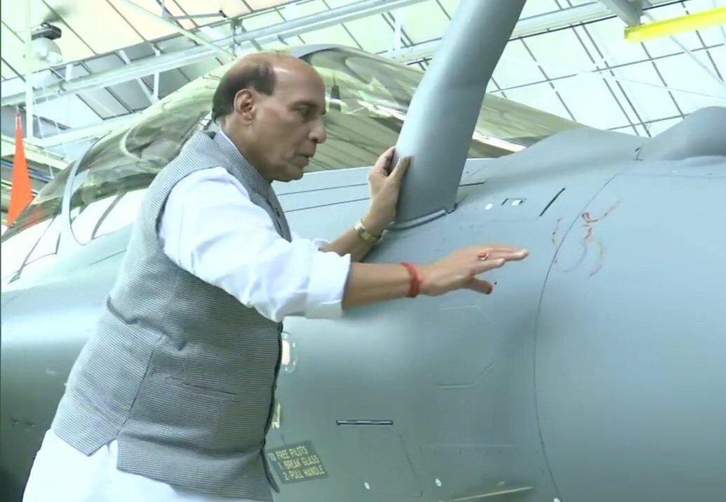 sonia7mathur's tweet photo. Swagat nhi karoge humara?
.
.
.
Shahastra puja 🙏🏽 Rafale homecoming, beast in our arsenal 🇮🇳 #RB001 #RafaleInduction #ShastraPuja https://t.co/hJKDxJ8iUR