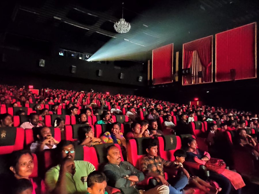 official_Sk_fan's tweet photo. #MegaHitNVP 🔥🔥💪

#NammaVeettuPillai 💓

Housefull Shows on  

@RamCinemas 

Full Family Audience 

@Siva_Kartikeyan anna 
@pandiraj_dir @sunpictures https://t.co/Gb1iJu83M7
