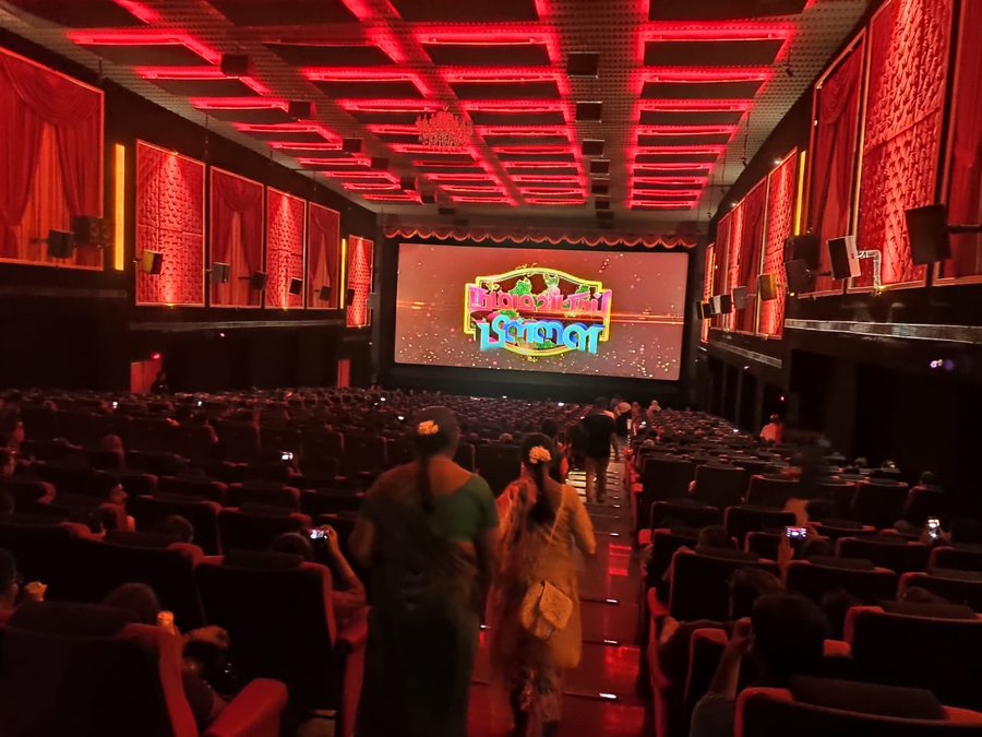 official_Sk_fan's tweet photo. #MegaHitNVP 🔥🔥💪

#NammaVeettuPillai 💓

Housefull Shows on  

@RamCinemas 

Full Family Audience 

@Siva_Kartikeyan anna 
@pandiraj_dir @sunpictures https://t.co/Gb1iJu83M7