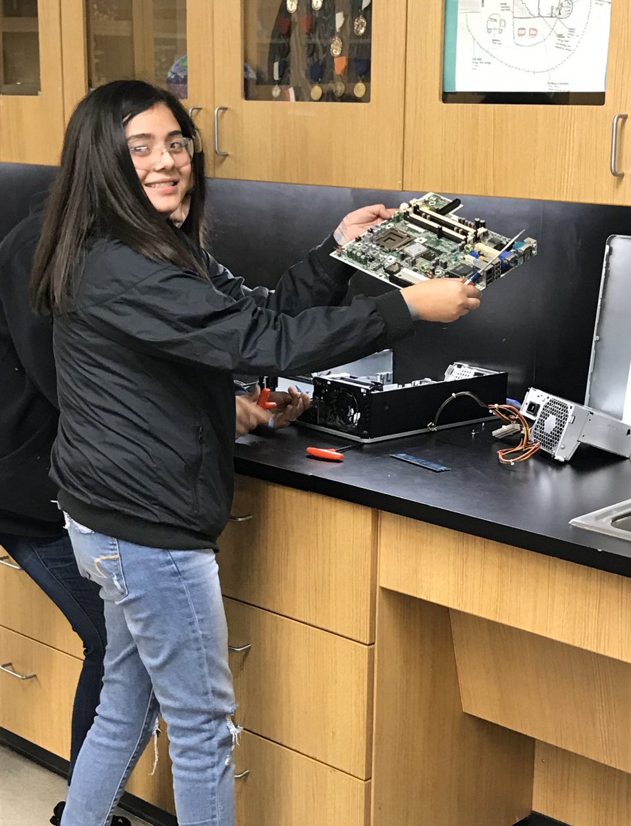 RianPetrickHSD's tweet photo. This is cool ✊ - girls STEM Career Club at Evergreen MS dissected computers today for their first session. #HSDSTEAM https://t.co/4jWmKvWlMV