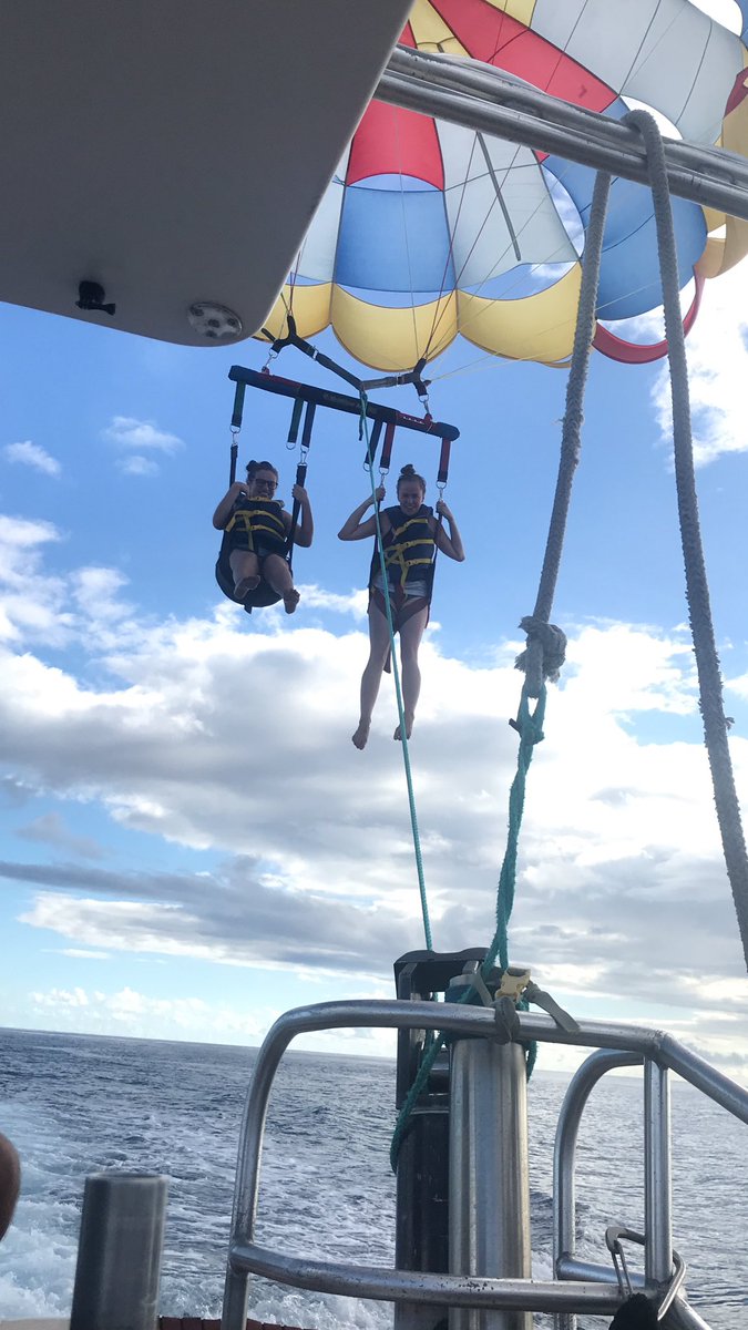 pbmonkeybannana's tweet photo. Parasailing 🌺⛱ https://t.co/bhmKYbkbWs