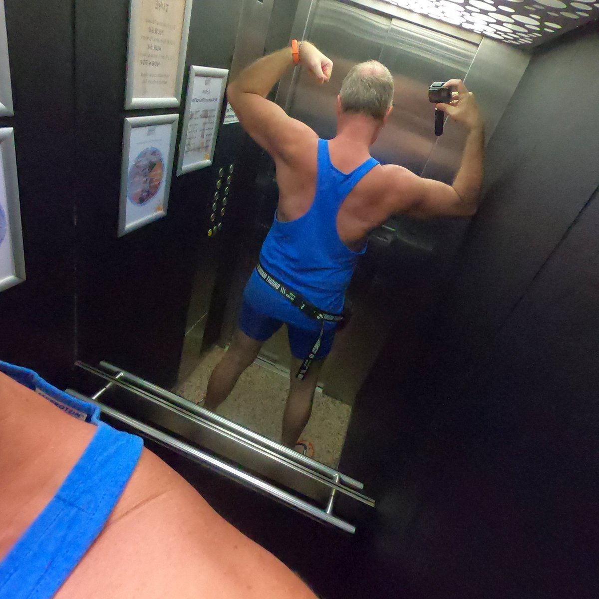 benkaadee's tweet photo. On the way to the hotel gym
#gym #gymwear #gymlife #gymshirt #pose #posing #bodybuilding #bodybuilder #gay #muscles #gayman #gaymuscular #gaymuscles #vback  #backpose #workout #stringer #gymphoto #stringshirt #gymselfie #myprotein #hotelgym #elevatorselfie #biceps #bicepspeak https://t.co/1lBIkUkfJP