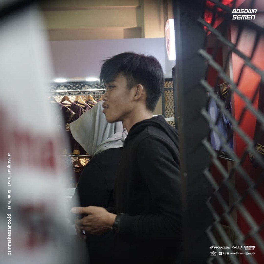PSM_Makassar's tweet photo. Kemarin malam (8/10), Rizky sudah menjalankan tugasnya dengan baik menjadi shop keeper official popup booth store PSM.

Selanjutnya gilirannya siapa lagi kira-kira? Tulis di komentar 👌

#PSMarise #EwakoPSM https://t.co/PUi9xcRihc