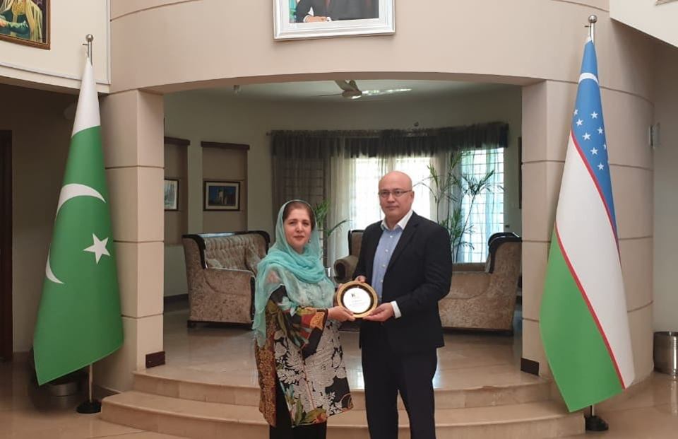 hrdnpk's tweet photo. CEO HRDN presenting souvenir to Mr. Furqat Sidiqov, Ambassador of the Republic of Uzbekistan in Pakistan. Meeting was held on October 8th 2019 to discuss future avenues for collaboration. https://t.co/uZqvdhQfIO