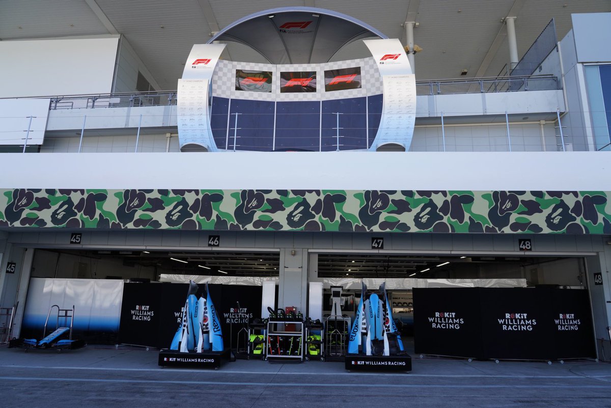 Twitter पर 鈴鹿サーキット ピット内ではマシンの組み上げが始まってます ただ どこのチームも目隠しで中が見えないです T T F1の準備 F1jp Suzukaf1