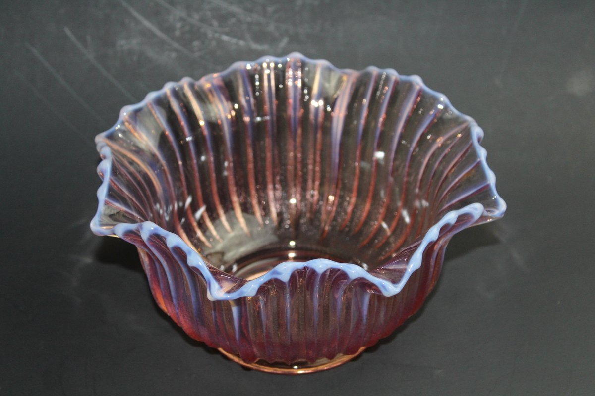 Wisdom_Lane's tweet photo. Vintage 1950s L E Smith Glassware Serving Bowl Cranberry With White Opalescent Ruffled Rim Ribbed Pattern https://t.co/r2O5dS2WvX #WisdomLane #RibbedPattern https://t.co/8sPLwXAuPU