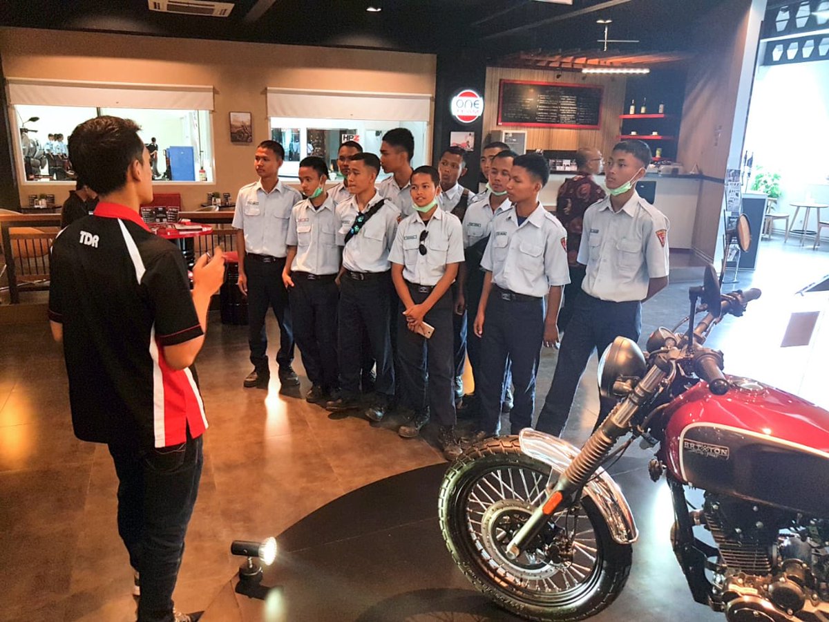 oneteamnetwork's tweet photo. Visitation from SMKN 1 Kersana Brebes, Teknik Kendaraan Ringan on October 9th, 2019 at TDR Technology Center.
.
#TdrOneTeam #HighPerformancePeople #EmpoweringHighPerformance https://t.co/4oHrs8UhqY