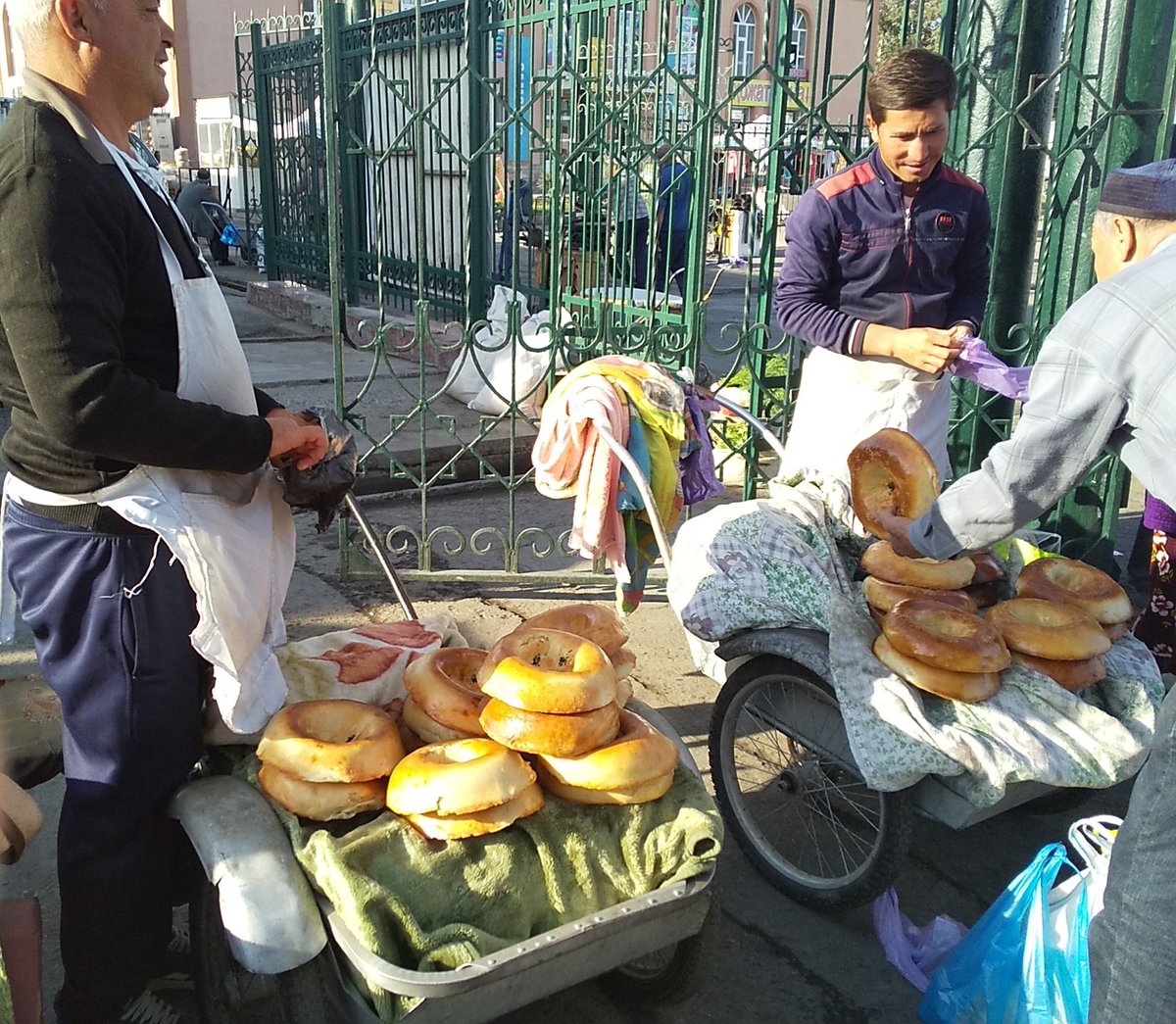 朝ごはん食べたのに焼きたてのナンを見て知能がゼロになってしまい買ってしまった 赤夏 旅行記通販中のイラスト